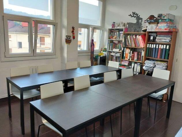 clase en academia de inglés en Eibar