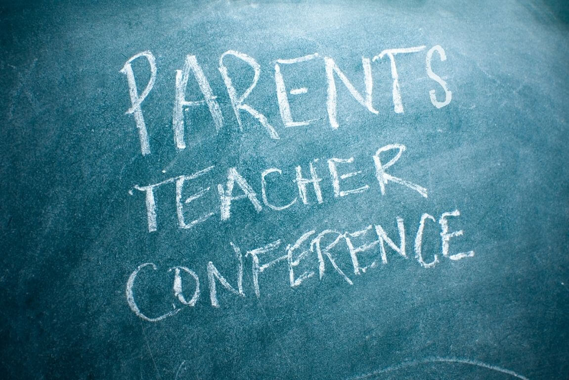 pizarra con lema comunicación fluida con los padres